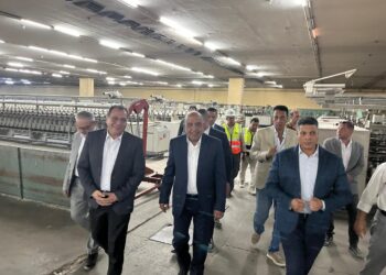 وزير قطاع الاعمال يزور شركة شبين الكوم للغزل والنسيج
