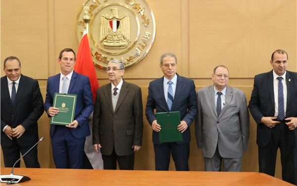 وزير الكهرباء  شاكر:الإعتماد على أحدث الأنظمة لتحسين كفاءة الشبكات وتقليل الفاقد فى الكهرباء