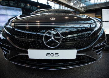 الأزمات تلاحق سيارة مرسيدس “إي كيو إس” الكهربائية