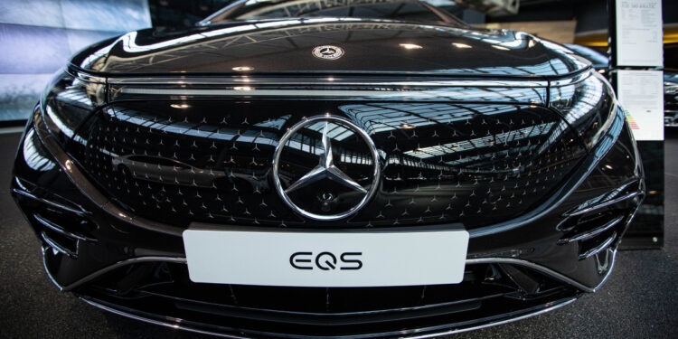الأزمات تلاحق سيارة مرسيدس “إي كيو إس” الكهربائية