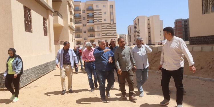 رئيس جهاز العاشر من رمضان يتفقد وحدات سكن لكل المصريين رئيس جهاز العاشر من رمضان يتفقد وحدات المبادرة الرئاسية ” سكن لكل المصريين “