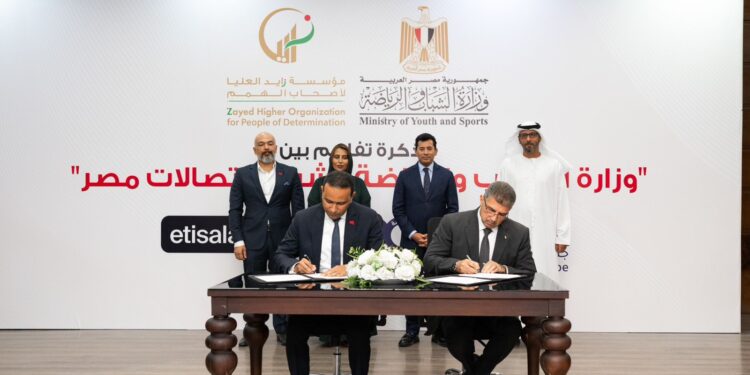 جانب من توقيع الاتفاق اتصالات من e& في مصر تتعاون مع وزارة الشباب والرياضة لتطوير مراكز شباب