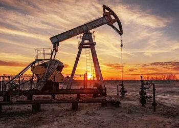 أسعار النفط تتراجع لليوم الثالث في ظل تخمة المخزونات الأمريكية