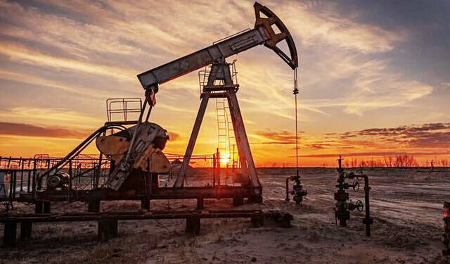 أسعار النفط تتراجع لليوم الثالث في ظل تخمة المخزونات الأمريكية