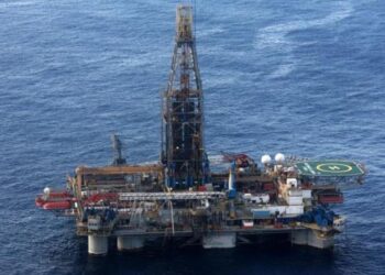 وزارة البترول تنفي انسحاب سفينة تنقيب من حقل ظهر