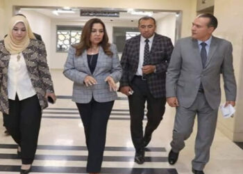 وزيرة التنمية المحلية تقوم بجولة للتعرف على الموظفين والعاملين بالإدارات المختلفة