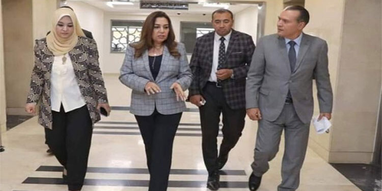 وزيرة التنمية المحلية تقوم بجولة للتعرف على الموظفين والعاملين بالإدارات المختلفة