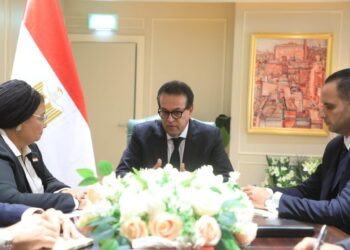 وزير الصحة يجتمع بنوابه الثلاثة لوضع خطط العمل.. تفاصيل