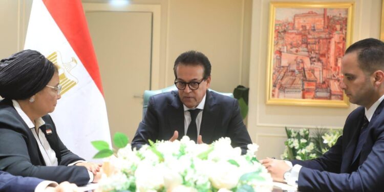 وزير الصحة يجتمع بنوابه الثلاثة لوضع خطط العمل.. تفاصيل