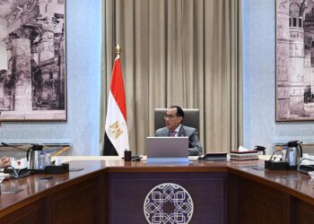 رئيس الوزراء يلتقى وزير الثقافة ويؤكد الاهتمام بالأمور المتعلقة ببناء الإنسان المصرى