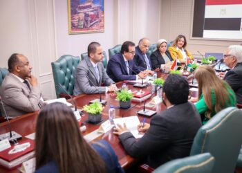 نائب رئيس مجلس الوزراء ووزير الصحة يستقبل وزير الصحة الفلسطيني لمناقشة تعزيز التعاون