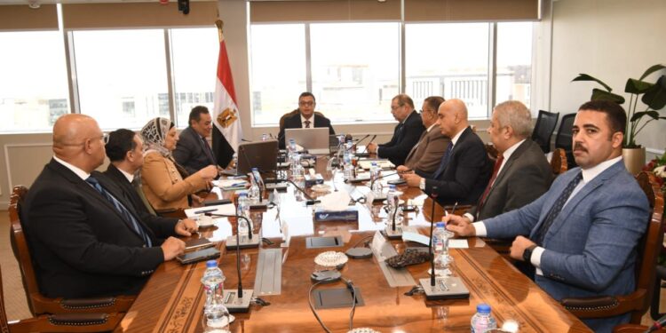 وزير الإسكان يستعرض مقترحات تعظيم دور الهيئة العامة للتنمية السياحية.. وتحقيق أعلى معدلات الاستثمار السياحى