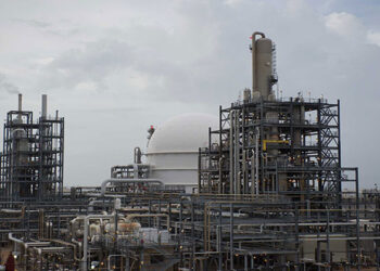 خروج أكبر شركة كيماويات في العالم من استثمار ضخم بسبب السيارات الكهربائية