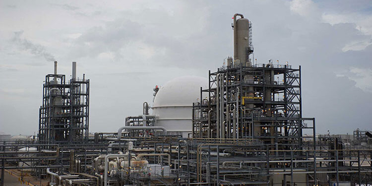 خروج أكبر شركة كيماويات في العالم من استثمار ضخم بسبب السيارات الكهربائية