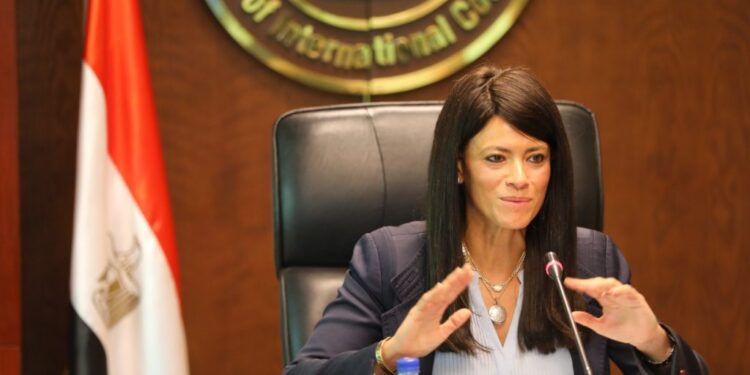 وزيرة التخطيط والتعاون الدولي تتابع سير العمل بديوان عام الوزارة وتواصل اللقاءات مع مديري ومسئولي القطاعات