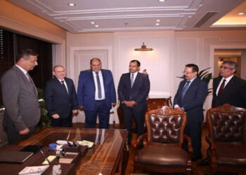 وزير الزراعة يستقبل المهنئين ويجتمع بقيادات الوزارة ويؤكد على استكمال خطط التنمية الريفية والتطوير للوزارة