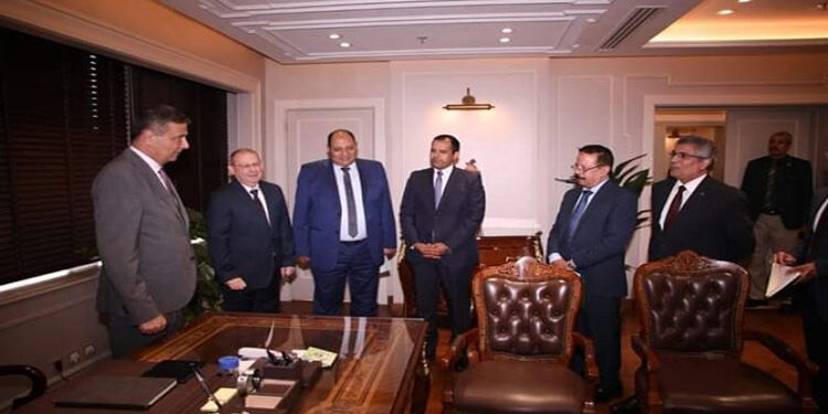 وزير الزراعة يستقبل المهنئين ويجتمع بقيادات الوزارة ويؤكد على استكمال خطط التنمية الريفية والتطوير للوزارة