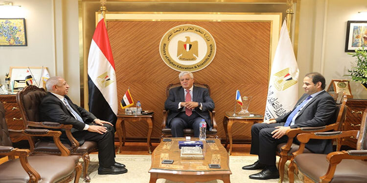 وزير التعليم العالي يعقد اجتماعًا مع رئيس الأكاديمية العربية للعلوم والتكنولوجيا والنقل البحري