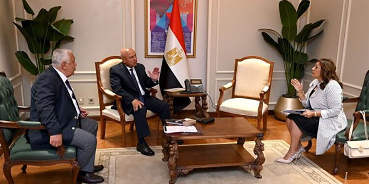 كامل الوزير يبحث مع رئيس المجلس التصديري للملابس الجاهزة سبل التنمية