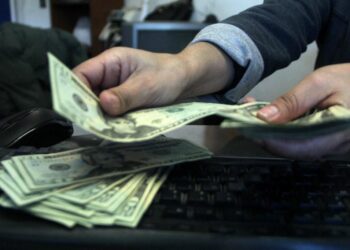 الإحصاء: تحويلات المصريين بالخارج دعمت الاحتياطي بـ241 مليار دولار × 10 سنوات