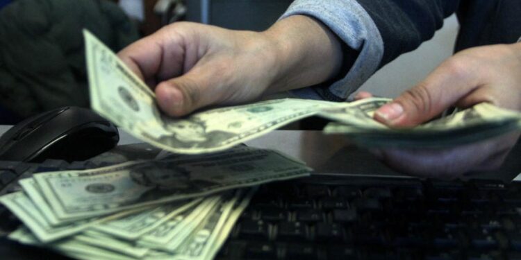 الإحصاء: تحويلات المصريين بالخارج دعمت الاحتياطي بـ241 مليار دولار × 10 سنوات