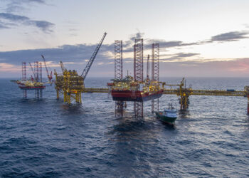 محطة الغاز المسال في بنغلاديش تستأنف عملها بعد توقف بسبب الإعصار