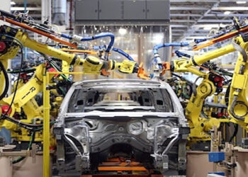 الوزير يبحث توطين صناعة السيارات في مصر: نمتلك كافة الإمكانات والمقومات  