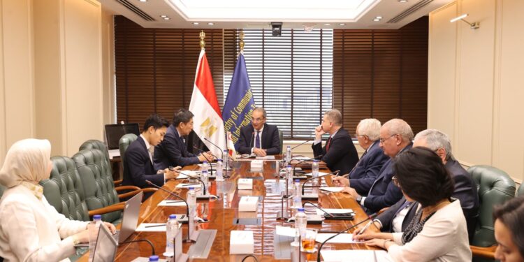 وزير الاتصالات يبحث مع سفير سنغافورة تعزيز التعاون فى مجالات التعهيد