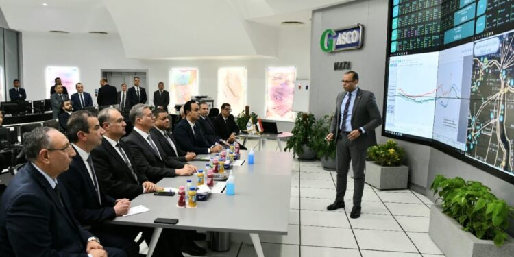 وزير البترول يجري جولة تفقدية فى مركز التحكم القومى للغاز الطبيعى بشركة جاسكو