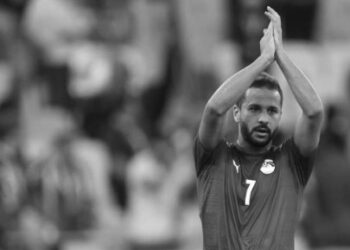 والدة أحمد رفعت تصل مسجد المشير طنطاوى لبدء تلقى واجب  العزاء