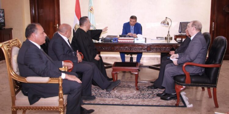 “فاروق” يبحث مع قيادات الاتحاد التعاوني الزراعي تعميق دور الجمعيات في دعم الفلاح