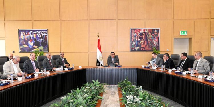 وزير الإسكان يتابع سير العمل بهيئة المجتمعات العمرانية وأجهزة المدن الجديدة