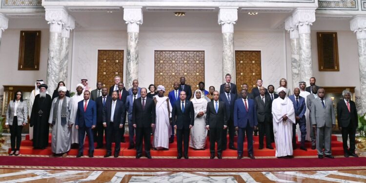 تفاصيل لقاء الرئيس السيسي ووفدًا سودانيًا في القاهرة