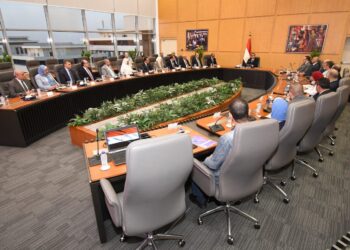 وزير الإسكان يعقد أول اجتماعاته مع جهات وقطاعات الوزارة.. وينقل لهم تكليفات فخامة الرئيس عبدالفتاح السيسى