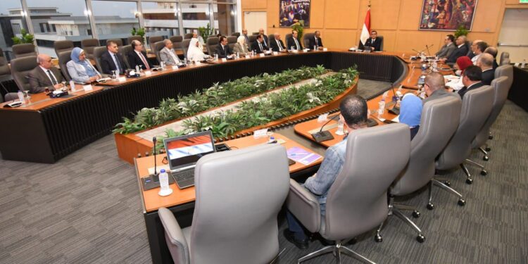 وزير الإسكان يعقد أول اجتماعاته مع جهات وقطاعات الوزارة.. وينقل لهم تكليفات فخامة الرئيس عبدالفتاح السيسى