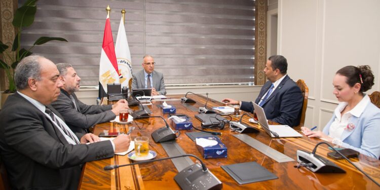 وزير الري يلتقى المدير الإقليمى للشرق الأوسط وشمال أفريقيا بصندوق المناخ الأخضر