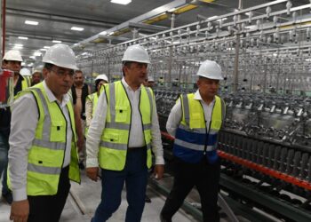 في أولى جولاته الميدانية.. وزير قطاع الأعمال العام يتفقد مصانع “غزل المحلة”