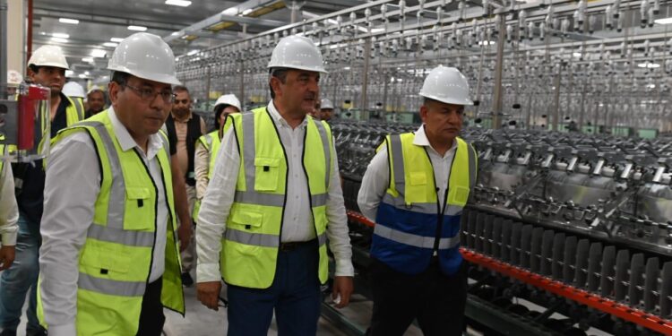 في أولى جولاته الميدانية.. وزير قطاع الأعمال العام يتفقد مصانع “غزل المحلة”