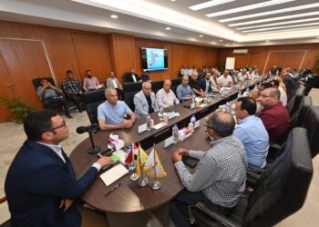 وزير الإسكان يتابع مع جميع الشركات العاملة بمشروعات مدينة العلمين الجديدة الموقف التنفيذى