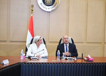 وزراء للتنمية الصناعية  والنقل و البيئة يبحثان سبل تيسير إجراءات التراخيص الصناعية