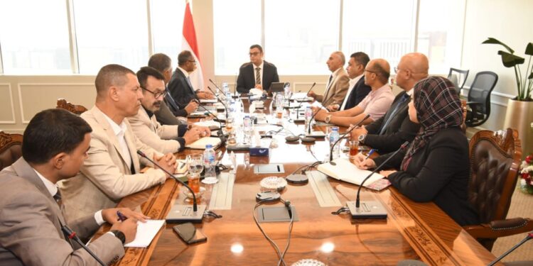 وزير الإسكان يتابع الموقف التنفيذى لمشروعات زيادة إمداد محطة مياه القاهرة الجديدة من المياه العكرة