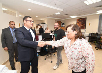 وزير الإسكان يتفقد مكاتب القطاعات المختلفة بمقر الوزارة