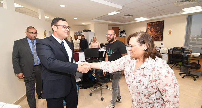 وزير الإسكان يتفقد مكاتب القطاعات المختلفة بمقر الوزارة