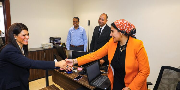 الدكتورة رانيا المشاط المشاط : تتابع سير العمل بديوان عام الوزارة وتواصل اللقاءات مع مديري ومسئولي القطاعات المختلفة