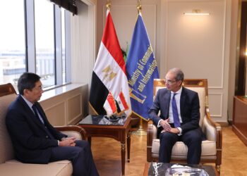 وزير الاتصالات يبحث مع سفير سنغافورة لدى مصر تعزيز التعاون بين البلدين