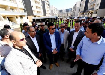 وزير الإسكان يتفقد وحدات المبادرة الرئاسية “سكن لكل المصريين”.. وأعمال الطرق والمرافق بالتجمع السادس