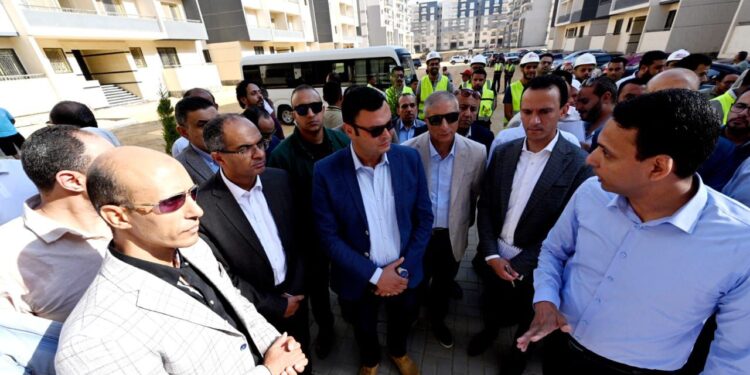 وزير الإسكان يتفقد وحدات المبادرة الرئاسية “سكن لكل المصريين”.. وأعمال الطرق والمرافق بالتجمع السادس