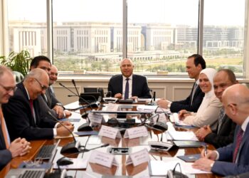 وزير الصناعة والنقل يبحث مع مجموعة المنصور للسيارات سبل دعم مشروعات المجموعة