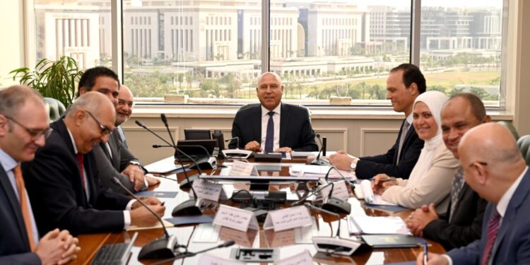 وزير الصناعة والنقل يبحث مع مجموعة المنصور للسيارات سبل دعم مشروعات المجموعة