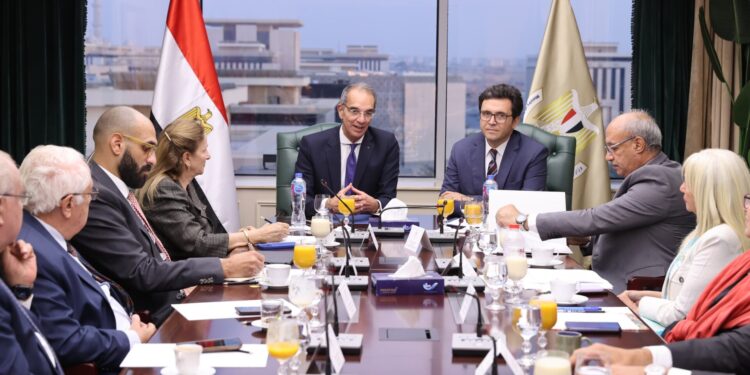 وزيرا الثقافة والاتصالات يبحثان تعزيز التعاون المشترك بمجالات التحول الرقمي